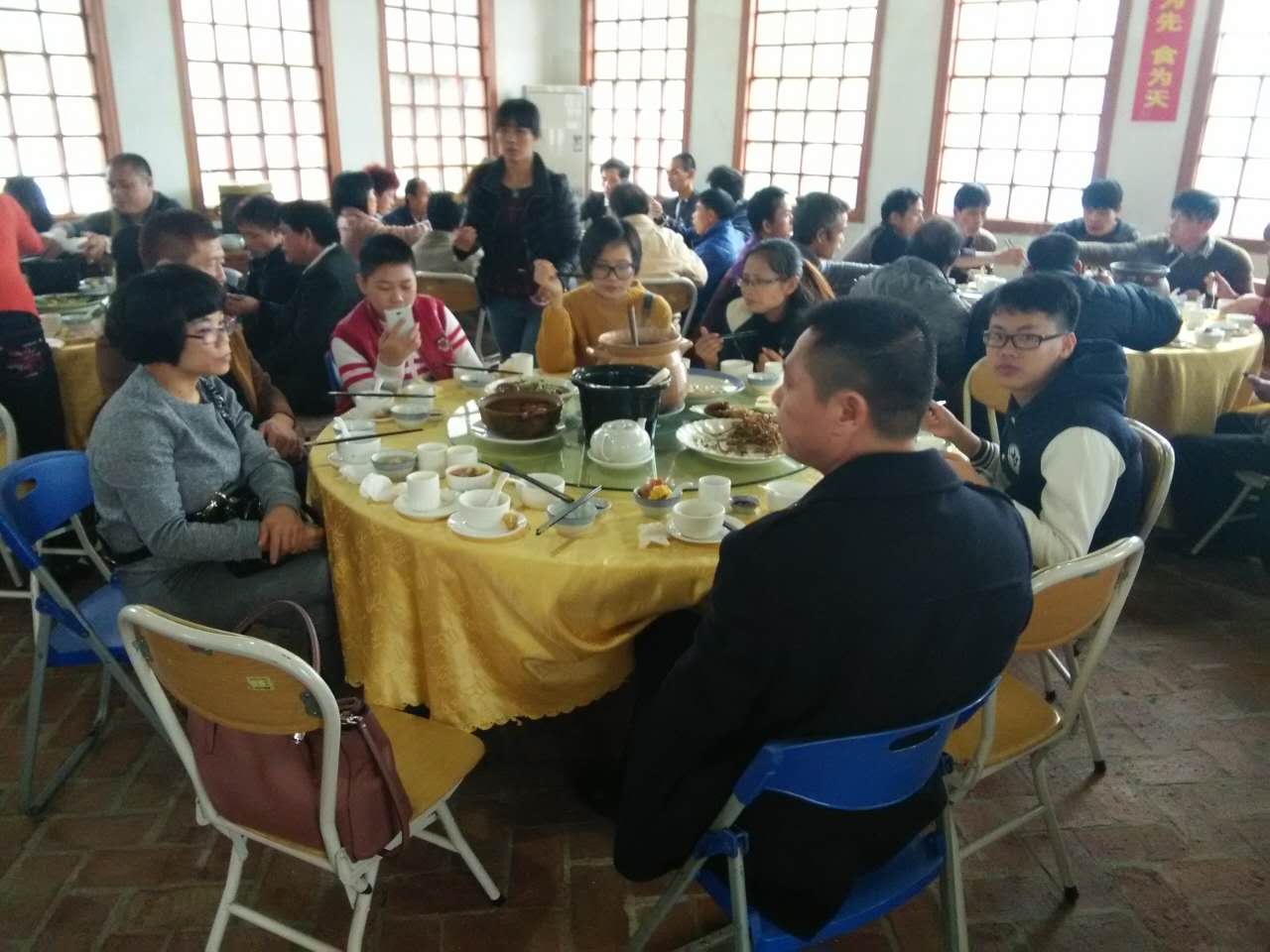 员工享用丰盛晚餐